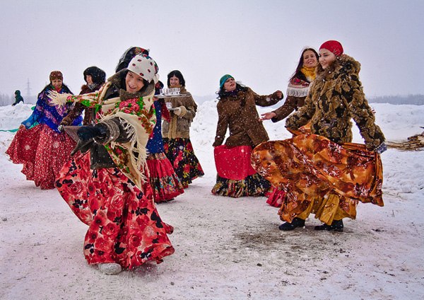 nhảy múa lễ hội tiễn mùa đông