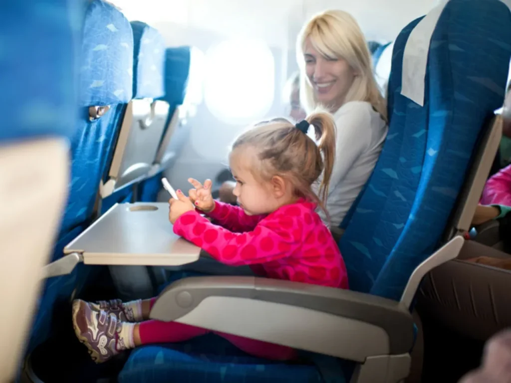 Người lớn đi cùng trẻ em trên máy bay Aeroflot