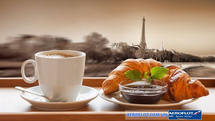 Nhâm nhi cà phê ăn sáng với croissant