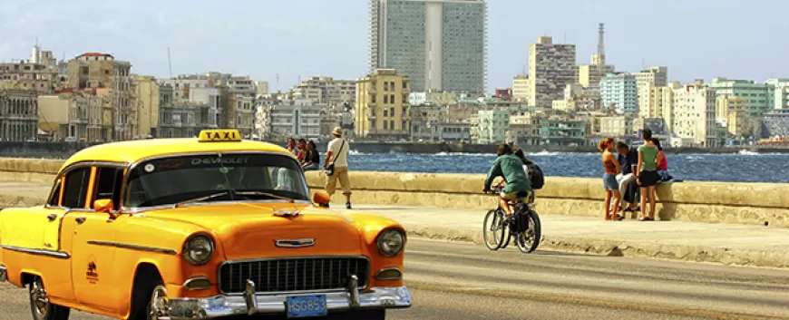 Xe taxi Mỹ cổ điển trên đường phố Cuba