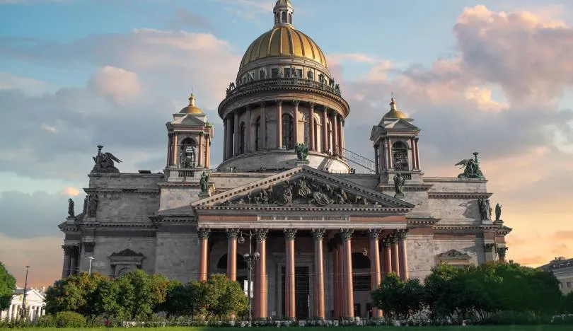 Bên ngoài nhà thờ thánh St. Petersburg