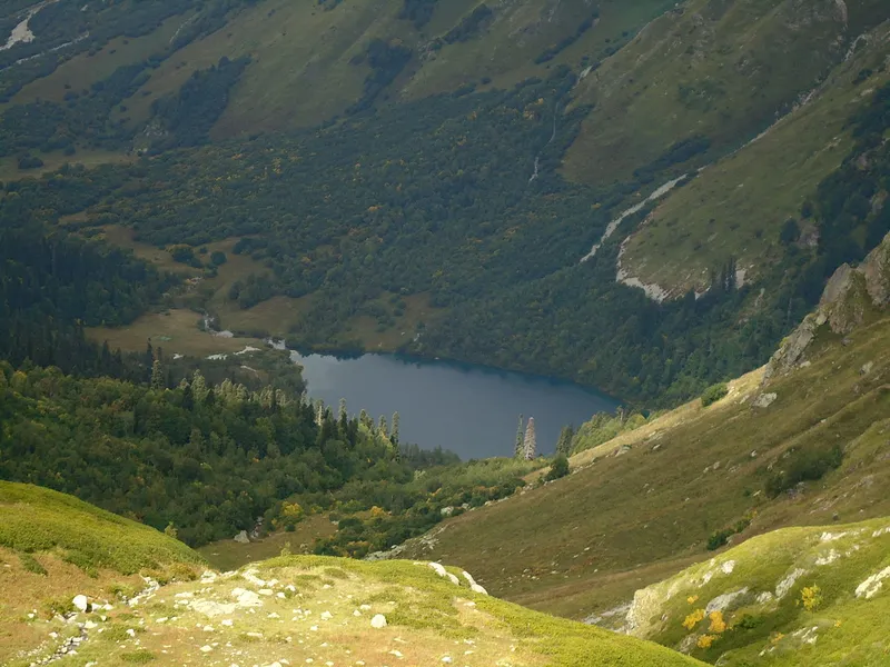 Đi bộ đến hồ Kardyvach phù hợp cho người thích trekking