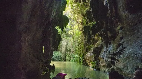 Thám hiểm hang động Vinales