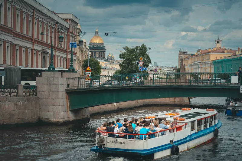 Các chuyến du ngoạn trên sông và kênh ở St. Petersburg