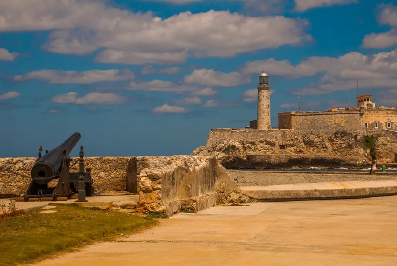 Pháo Pháo đài cách trung tâm thành phố Santiago de Cuba khoảng 9km