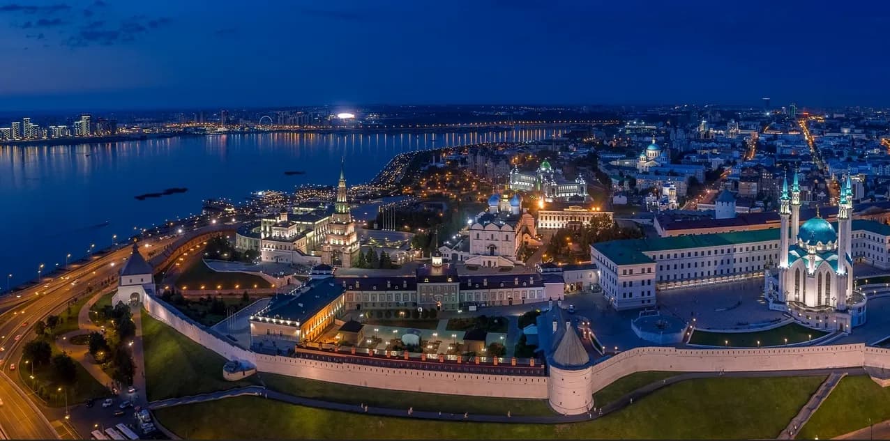 Toàn cảnh Kremlin Kazan, mái vòm Kul Sharif và dòng sông khi thành phố lên đèn