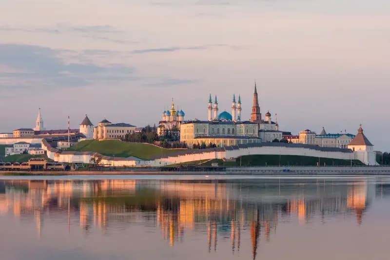 Quần thể Kremlin Kazan và những mái vòm xanh của thánh đường Kul Sharif bên mặt nước