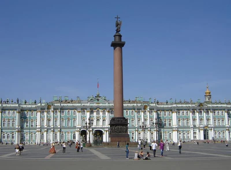 Cung điện Mùa Đông và cột Alexander tại Quảng trường Cung điện, Saint Petersburg