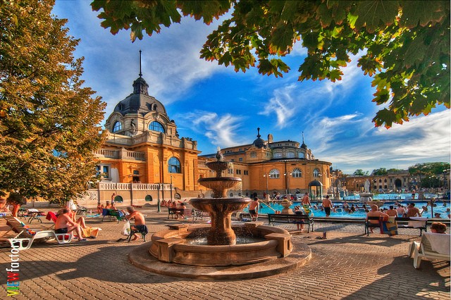 Mua vé máy bay đi Hungary giá rẻ ở đâu