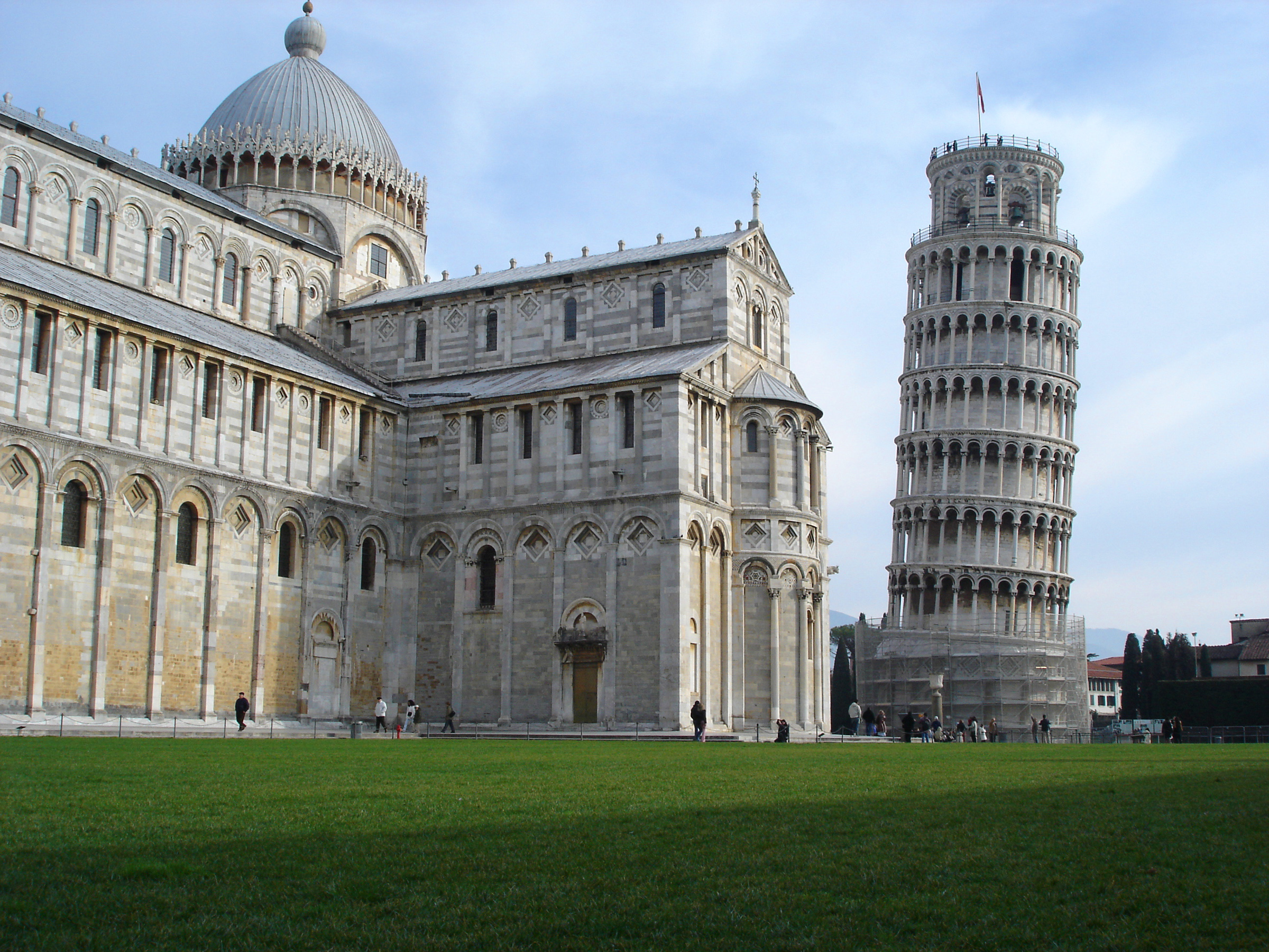 tháp nghiêng pisa